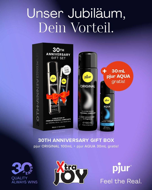 Eine schwarze Geschenkbox mit zwei pjur Gleitmittelprodukten.
