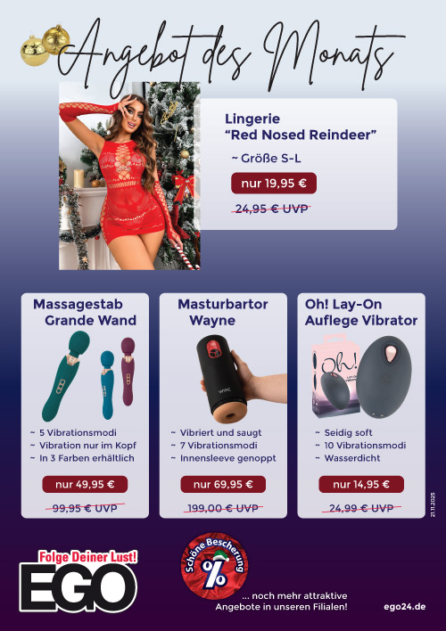 Frau in roter Weihnachtsunterwäsche lächelt vor Tannenbaum mit glitzernden Kugeln