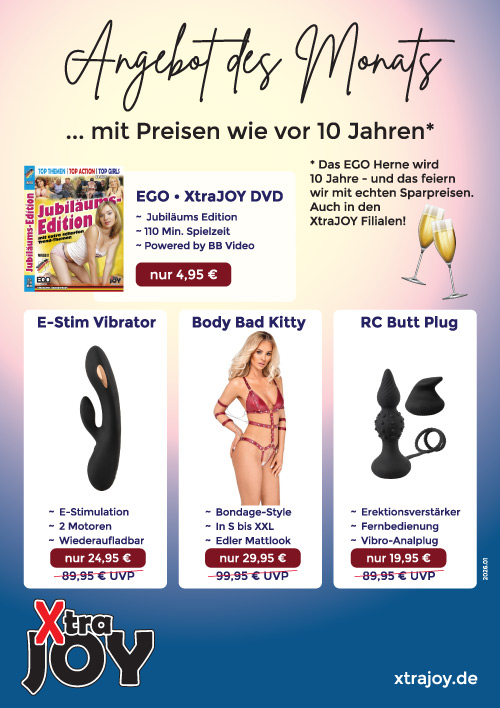 Frau mit langen blonden Haaren und Bikini lacht und steht neben Erotikspielzeug in Schwarz und Lila