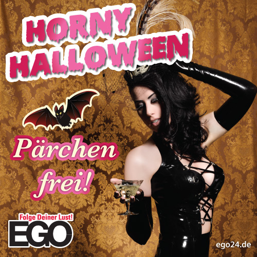 Dunkelhaarige Frau im schwarzen Latexoutfit mit Cocktail auf Halloween Werbung